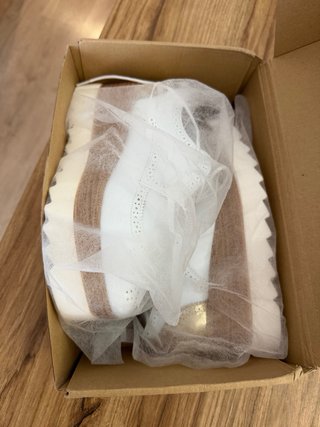 Zapatos blancos y dorados mujer