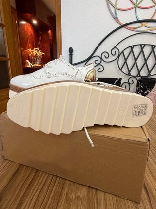 Zapatos blancos y dorados mujer