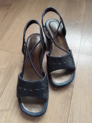 Sandalias de piel negras