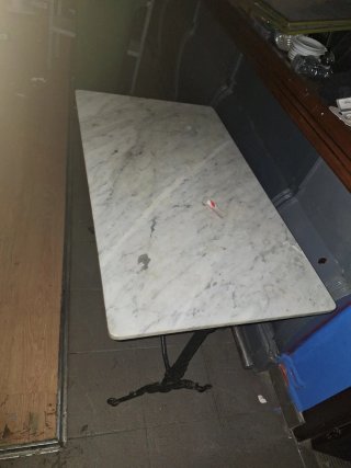 Mesa de mármol estilo pub
