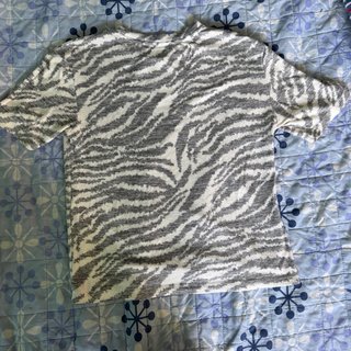 Camiseta Estampado Cebra Gris y Blanco