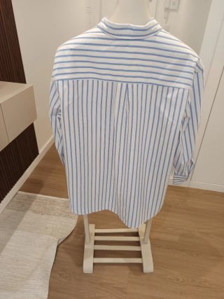 Camisa Mango riscas azuis e brancas