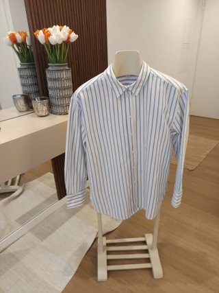 Camisa Mango riscas azuis e brancas