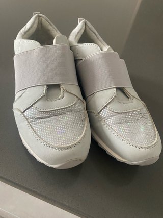 Tenis grises y plateados