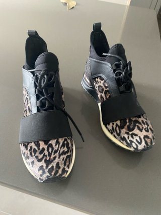Tenis con estampado de leopardo