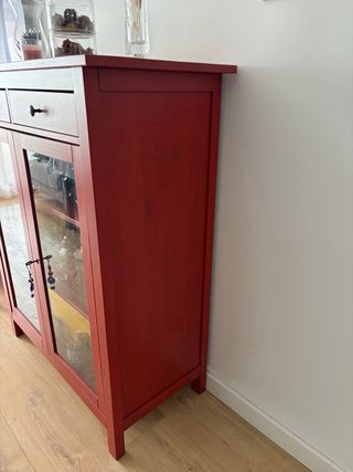 Aparador rojo con puertas de cristal