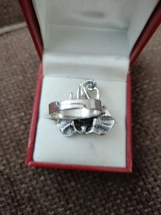 Anillo Plateado con Elefante con Piedras Negras