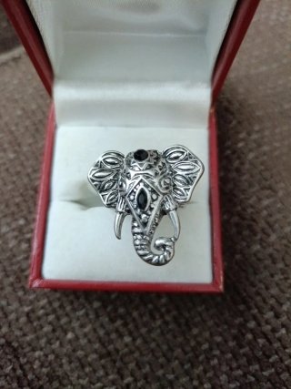 Anillo Plateado con Elefante con Piedras Negras
