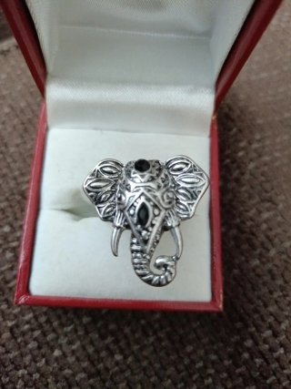 Anillo Plateado con Elefante con Piedras Negras