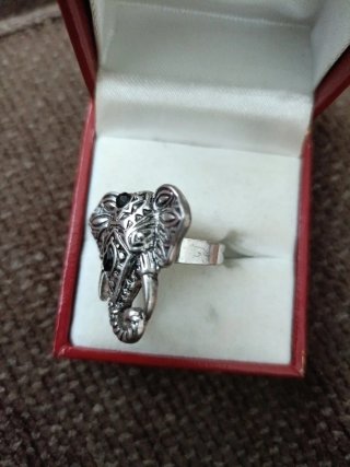 Anillo Plateado con Elefante con Piedras Negras