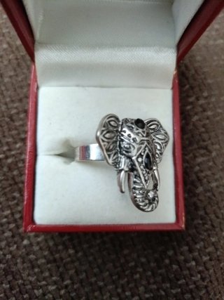 Anillo Plateado con Elefante con Piedras Negras