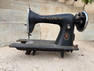 Máquina de coser Alfa antigua