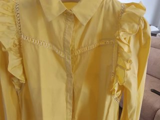 Camisa amarela com folhos