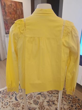 Camisa amarela com folhos
