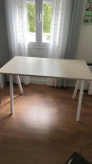Scrivania bianca in legno