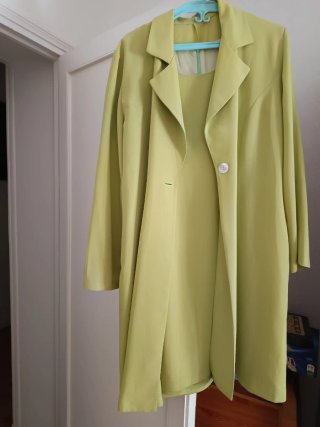Vestido y chaqueta verde a juego