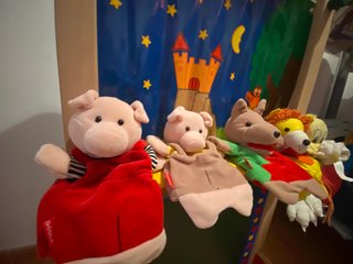 Teatro infantil madera con 5 marionetas