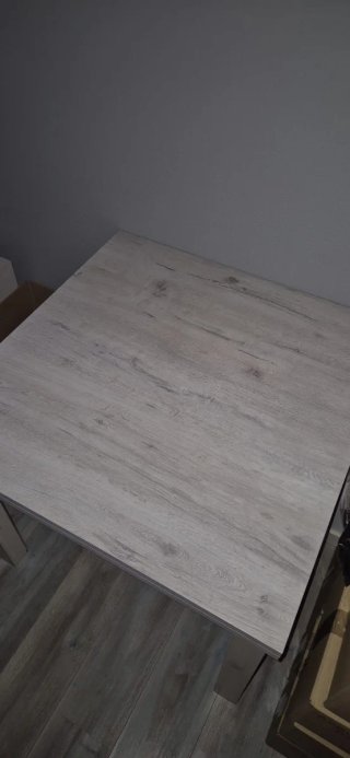 Mesa de salón de madera