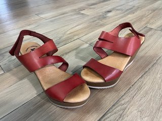 Sandalias cuña rojas Jordana