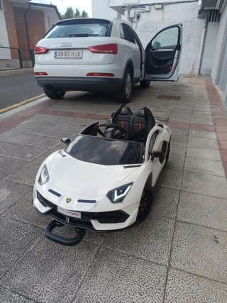 Coche eléctrico infantil blanco