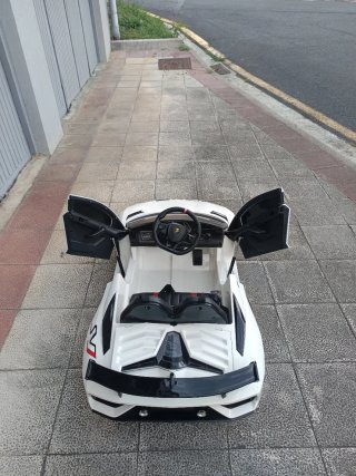 Coche eléctrico infantil blanco