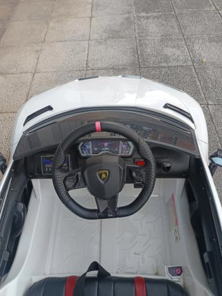 Coche eléctrico infantil blanco