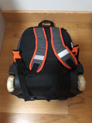 Mochila Trolls Jack con ruedas de luces.