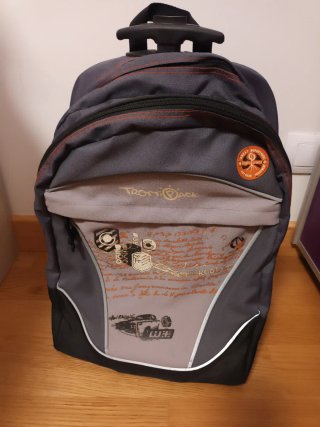 Mochila Trolls Jack con ruedas de luces.
