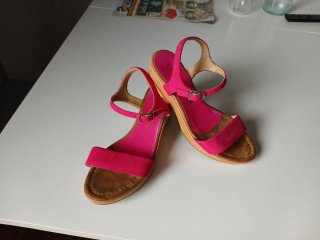 Sandalias de cuña fucsia y marrón