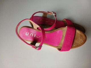 Sandalias de cuña fucsia y marrón