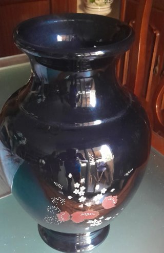 Jarrón de cerámica negro con flores