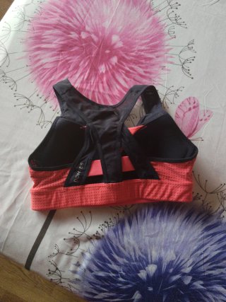 Top deportivo Decathlon negro y rosa