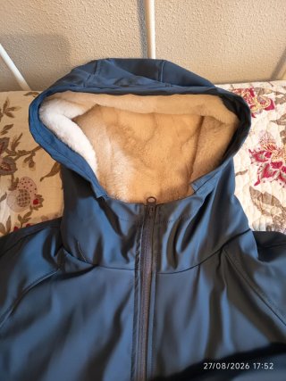 Chaqueta azul marino con capucha y forro