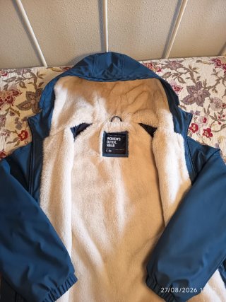 Chaqueta azul marino con capucha y forro