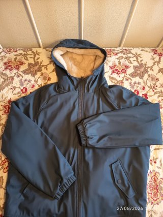 Chaqueta azul marino con capucha y forro
