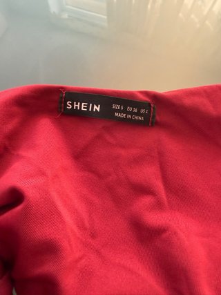 Vestido de fiesta rojo con corte