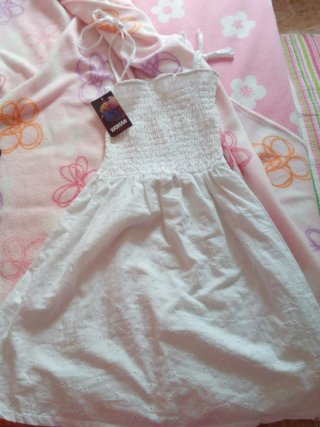 Vestido blanco con etiqueta