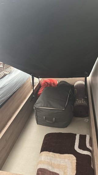 Cama individual con base de madera