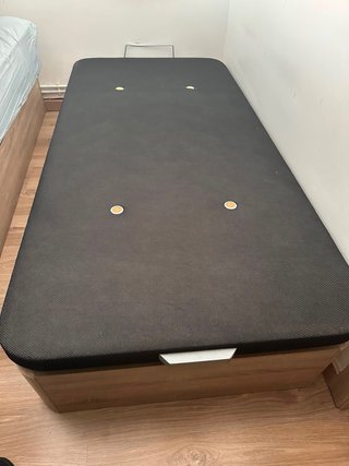 Cama individual con base de madera