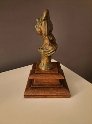 Busto Art Nouveau "Dama con Sombrero"  en calamina