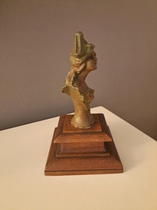 Busto Art Nouveau "Dama con Sombrero"  en calamina