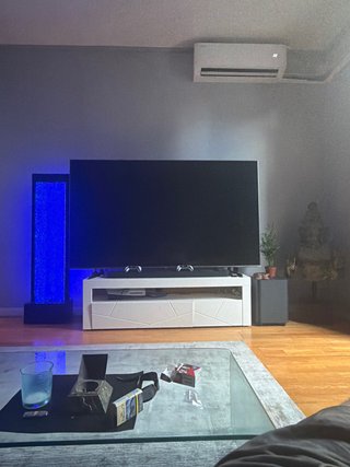 TV Hisense 85' 4K + Mueble TV