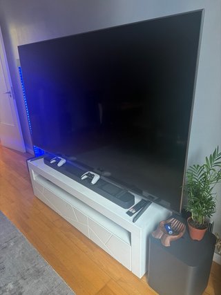 TV Hisense 85' 4K + Mueble TV