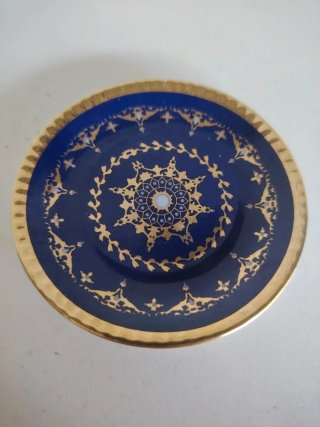 Taza y plato decorativos azul y dorado