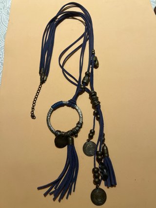 Collar largo azul y plateado con abalorios
