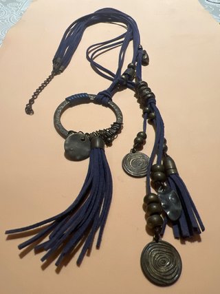 Collar largo azul y plateado con abalorios