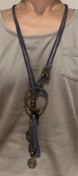 Collar largo azul y plateado con abalorios
