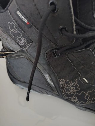 Botas de montaña negras