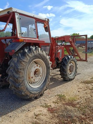 Tractor Fiat 766 E DT con pala El León