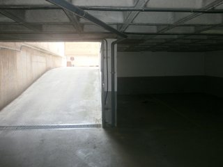PLAZA DE GARAJE PARA MOTO REMOLQUE O COCHE PEQUEÑO